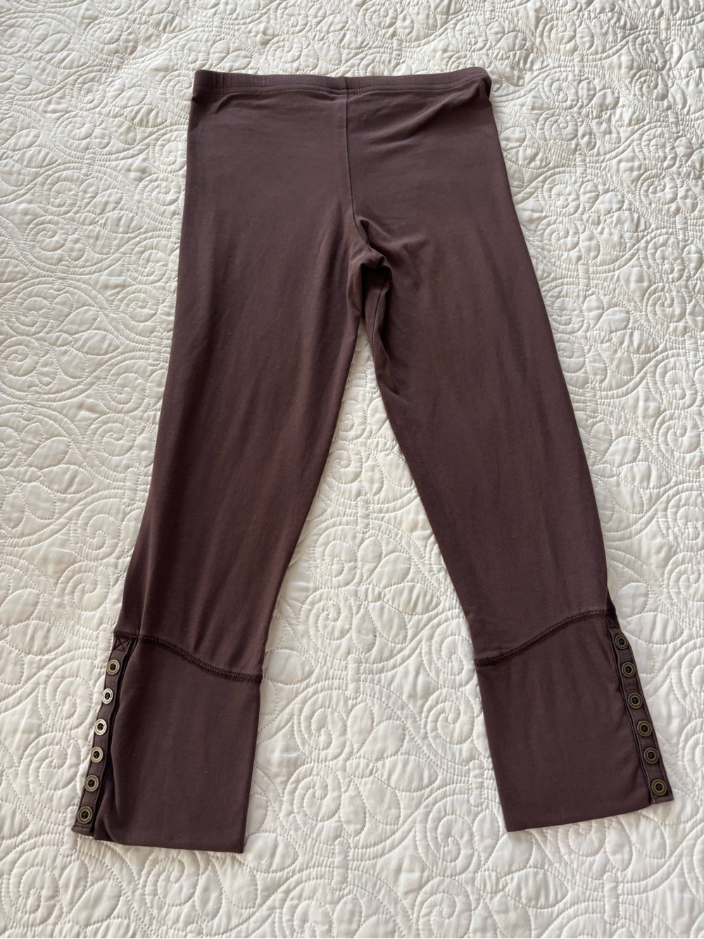 Peruvian Connection Button-Hem Pull-On Capri Leggings in Chocolate Brown